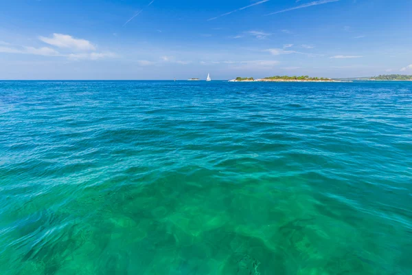 La mer bleue et le ciel à Rovinj — Photo