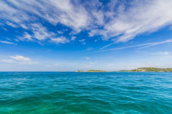 El mar azul y el cielo en Rovinj — Foto de Stock