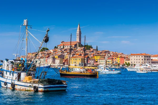 Panoramisch zicht op oude stad Rovinj. — Stockfoto