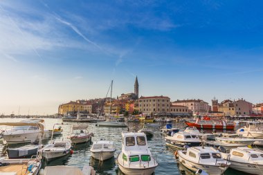 Rovinj, Hırvatistan - liman içinde küçük tekne