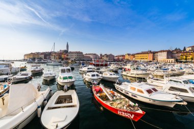 Rovinj, Hırvatistan - liman içinde küçük tekne