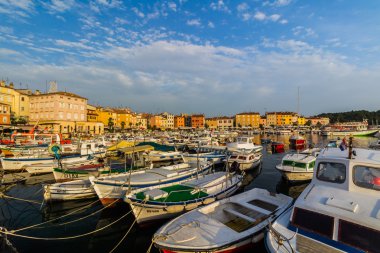 Rovinj, Hırvatistan - liman içinde küçük tekne