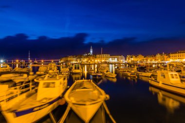 İçinde küçük tekne