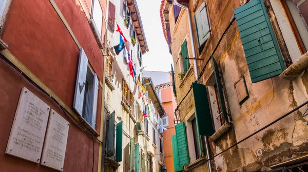 Vista de la estrecha calle de piedra de Rovinj, Croacia —  Fotos de Stock