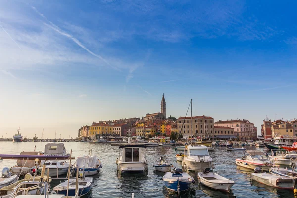 ROVINJ, CROÁCIA - Pequenos barcos dentro do porto — Fotografia de Stock