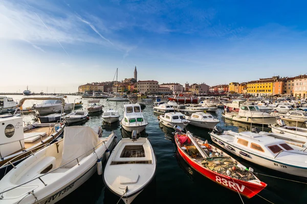 Rovinj, Kroatië - kleine boten in de haven — Stockfoto