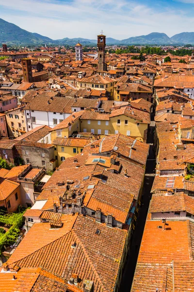 Vista sobre a cidade italiana Lucca — Fotografia de Stock