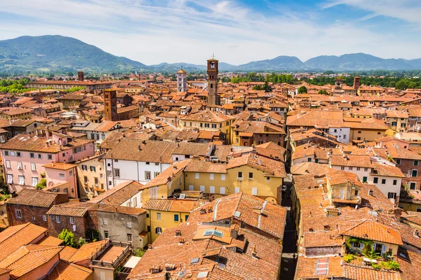 Vista sobre a cidade italiana Lucca — Fotografia de Stock