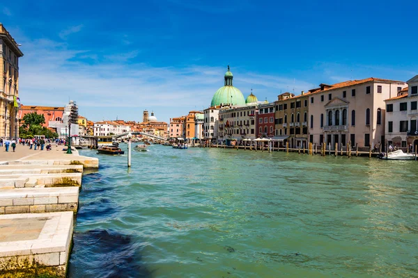 Paysage urbain de Venise, canaux d'eau et bâtiments traditionnels — Photo