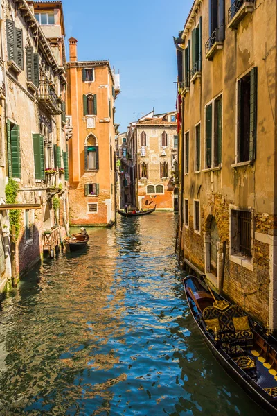 Veneza paisagem urbana, canais de água e edifícios tradicionais — Fotografia de Stock