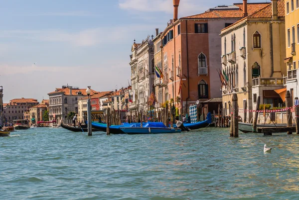 Venetië stadsgezicht, water grachten en traditionele gebouwen — Stockfoto