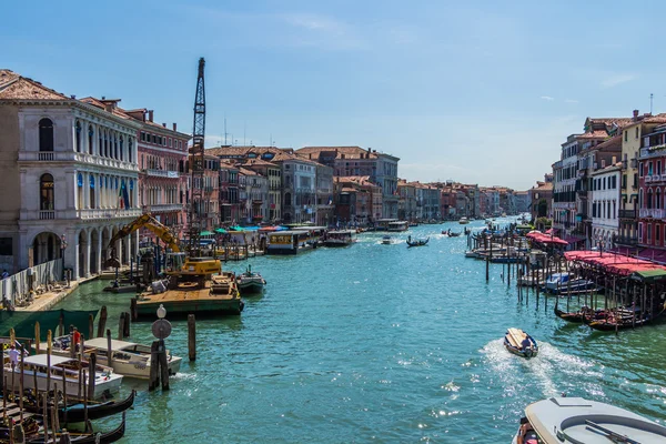 Veneza paisagem urbana, canais de água e edifícios tradicionais — Fotografia de Stock