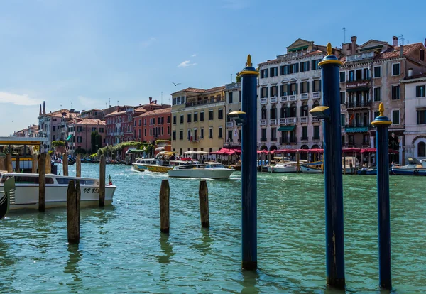 Paysage urbain de Venise, canaux d'eau et bâtiments traditionnels — Photo