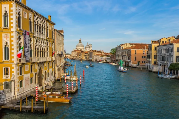 Venetië stadsgezicht, water grachten en traditionele gebouwen — Stockfoto