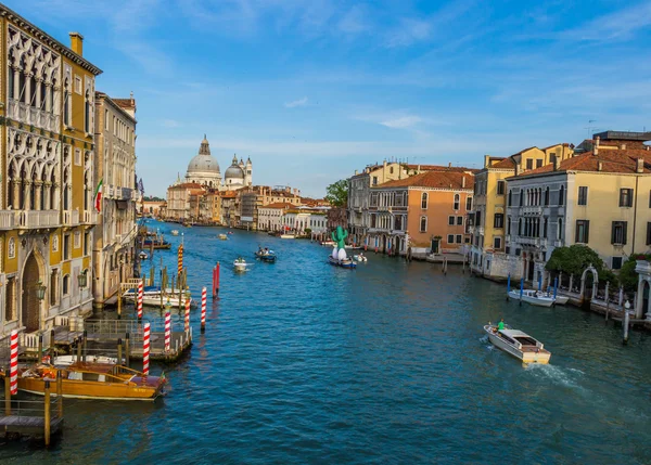 Venetië stadsgezicht, water grachten en traditionele gebouwen — Stockfoto