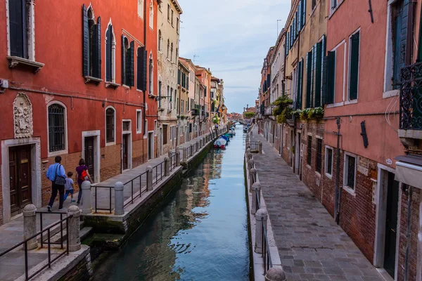 Veneza paisagem urbana, canais de água e edifícios tradicionais — Fotografia de Stock