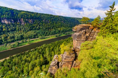 Elbe Nehri üzerindeki kırsal görünümü