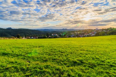 Kırsal manzara üzerinde güzel gün batımı