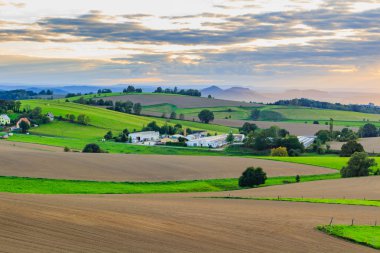 Kırsal manzara üzerinde güzel gün batımı