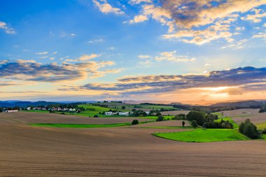 Kırsal manzara üzerinde güzel gün batımı