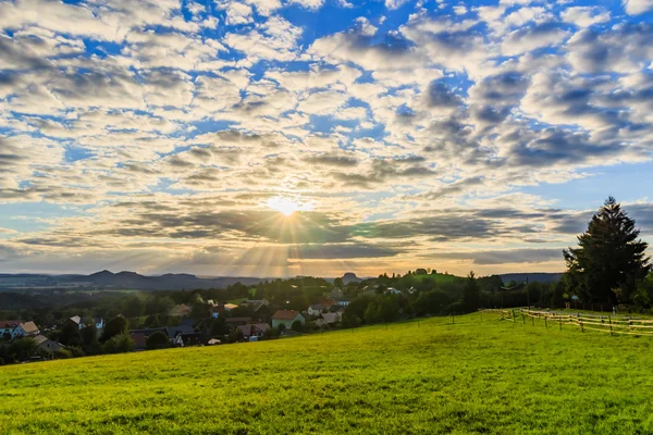 Bel tramonto sul paesaggio di campagna — Foto Stock