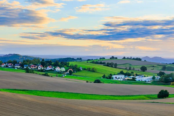 Panoramische Landschaft mit bunten gelb-grünen Hügeln — Stockfoto