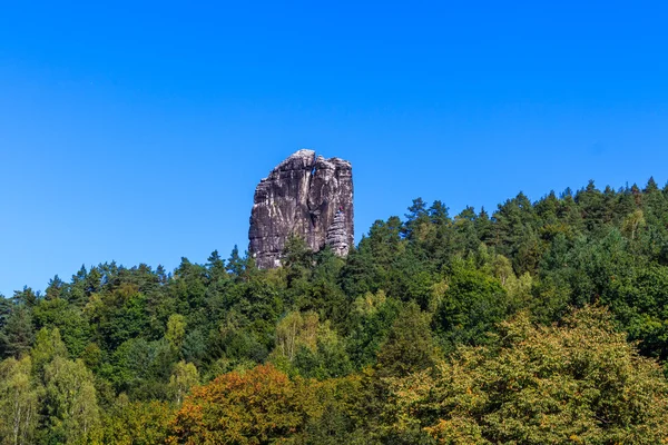 Панорама с типичными скальными вершинами — стоковое фото