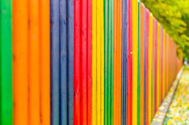 Çok renkli gökkuşağı ahşap çit Güz