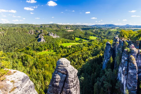 Panorama com pináculos rochosos típicos — Fotografia de Stock