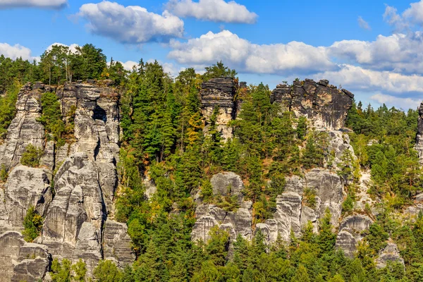 Panorama com pináculos rochosos típicos — Fotografia de Stock