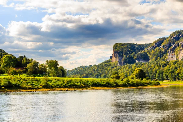 Stadje Rathen met haven aan de rivier Elbe — Stockfoto