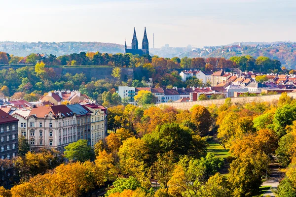 Utsikt över Prag i höst tagit från Nuselsky bridge — Stockfoto