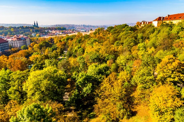 Vista de otoño desde el puente Nuselsky — Foto de Stock