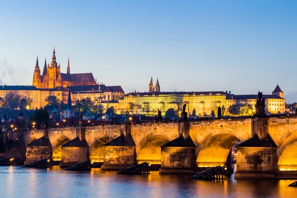 El Castillo de Praga (construido en estilo gótico ) — Foto de Stock
