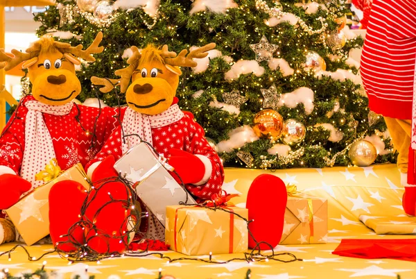 Noel ağacı, hediyeler hazırlama Reindeers — Stok fotoğraf