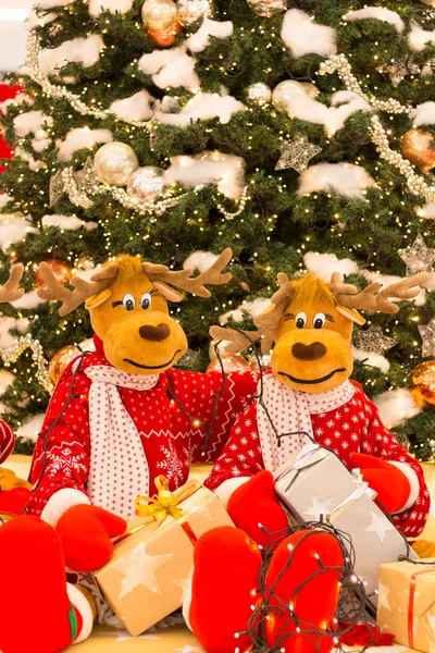 Weihnachtsbaum, Rentiere bereiten Geschenke vor — Stockfoto