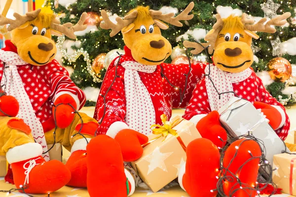 Weihnachtsbaum, Rentiere bereiten Geschenke vor — Stockfoto