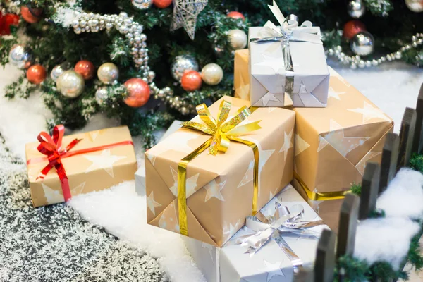 Des piles de cadeaux de Noël — Photo