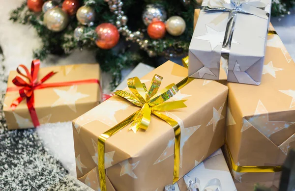 Des piles de cadeaux de Noël — Photo