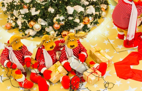 Árvore de Natal, renas preparando presentes — Fotografia de Stock