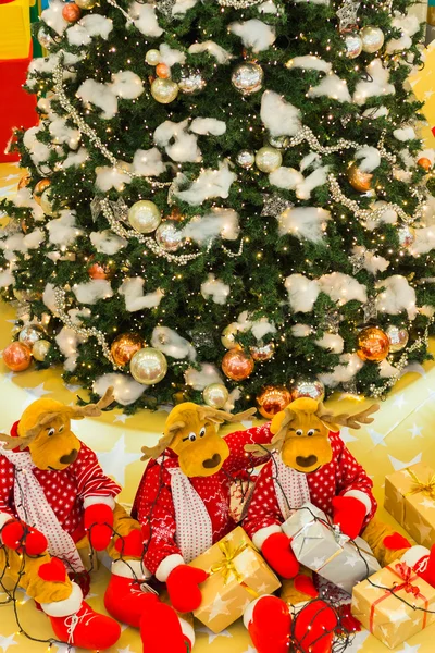 Weihnachtsbaum, Rentiere bereiten Geschenke vor — Stockfoto