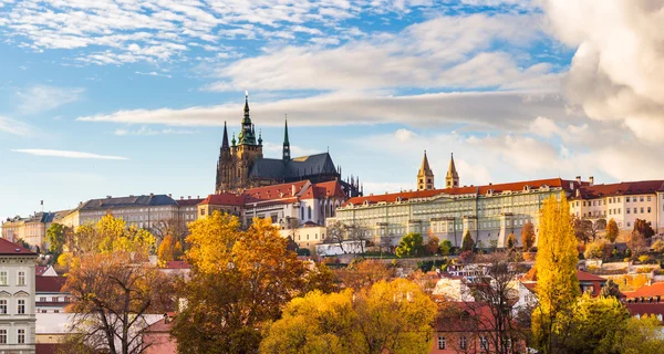 カラフルな旧市街とプラハ城の景色 — ストック写真