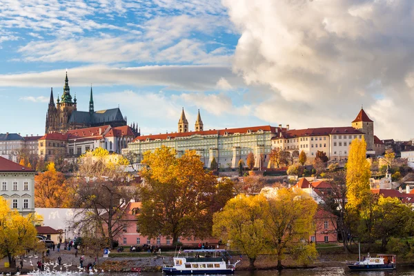 Renkli eski şehir ve Prag Kalesi'nin görünümü — Stok fotoğraf