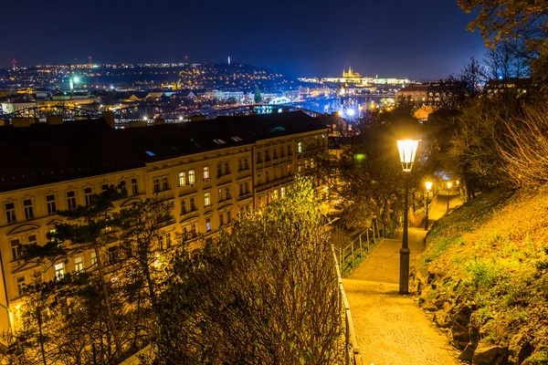 Nocny widok z mostu kolejowego i zamku Praga — Zdjęcie stockowe