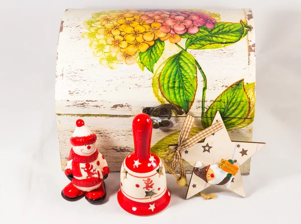 Kardan adam, Noel Baba yıldız, çan ve ahşap kutu — Stok fotoğraf