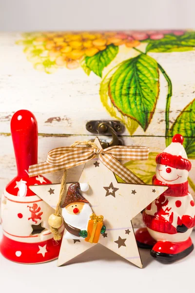 Boneco de neve, estrela de Papai Noel, sino e caixa de madeira — Fotografia de Stock