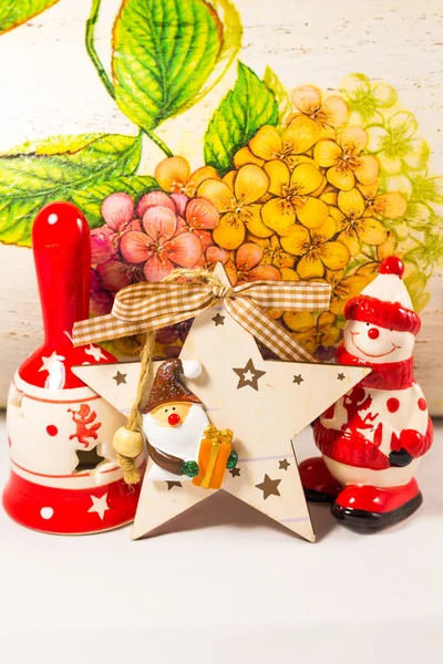 Boneco de neve, estrela de Papai Noel, sino e caixa de madeira — Fotografia de Stock