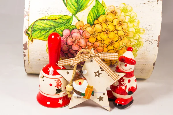Kardan adam, Noel Baba yıldız, çan ve ahşap kutu — Stok fotoğraf