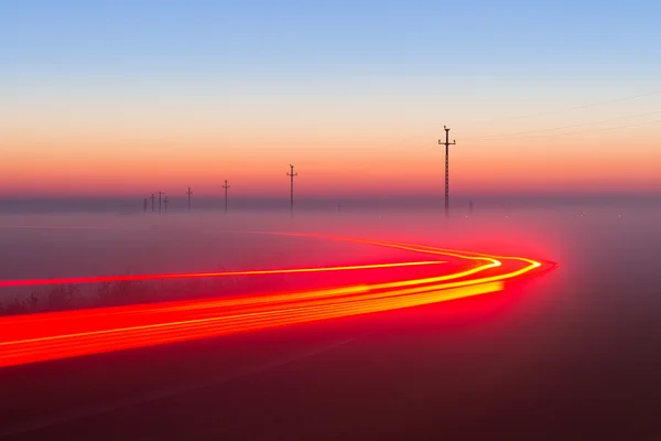 Larga exposición Red Car pistas de luz en una carretera —  Fotos de Stock