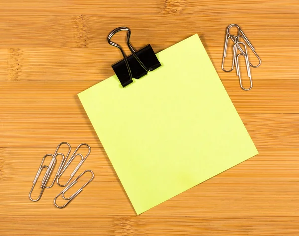 Sticky note on wooden background — Stock Photo, Image